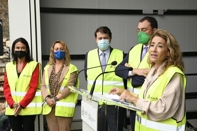 Fernández Mañueco (C) sigue la intervención de la ministra de Transportes.