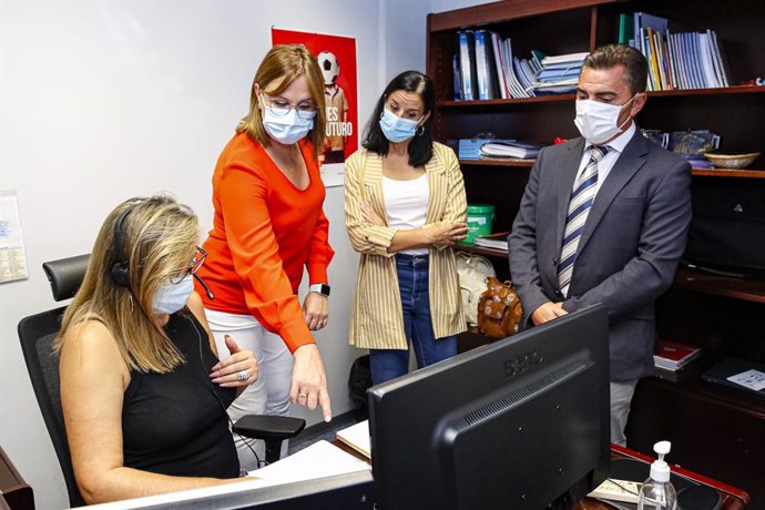 Isabel Franco visita el Dispositivo de Atención Telefónica Urgente para Mujeres Víctimas de Violencia de Género.