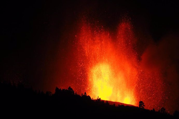 Una boca eruptiva expulsa lava y piroclastos en la zona de Cabeza de Vaca, a 19 de septiembre de 2021, en El Paso, La Palma, Santa Cruz de Tenerife, Islas Canarias, (España). La erupción volcánica iniciada ayer a las 16 horas en la zona de Cabeza de Vac