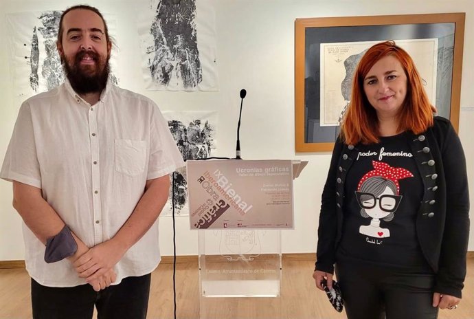 El comisario de la IX Bienal Iberoamericana de Obra Gráfica, Julio Vázquez, y la concejala de Cultura, Fernanda Valdés, en la presentación del certamen artístico