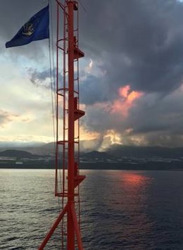 El volcán de La Palma en erupción visto desde el mar