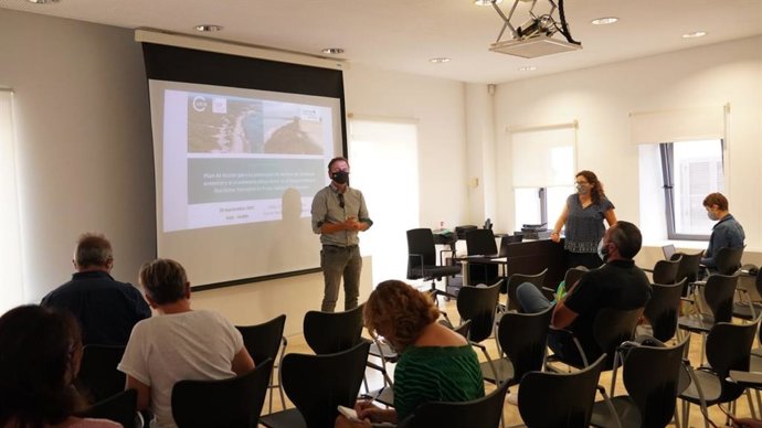 El director general de Espacios Naturales y Biodiversidad, Lloren Mas, junto con Maria del Mar Otero, de la UICN, durante la presentación.