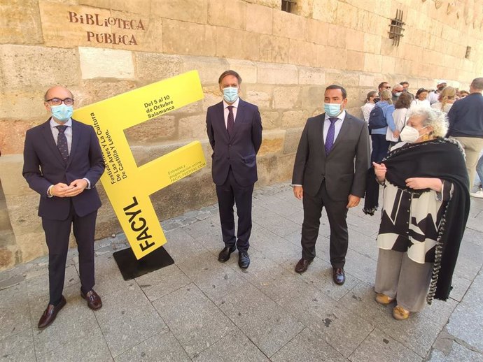 El consejero de Cultura, Javier Ortega, junto al alcalde de Salamanca, Carlos García Carbayo, el delegado de la Junta,, Eloy Ruiz, y la subdelegada del Gobierno, Encarnación Pérez (I),