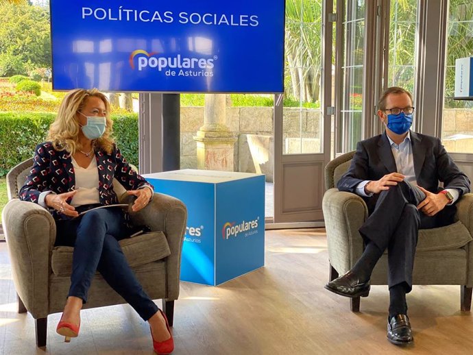 El portavoz del PP en el Senado, Javier Maroto, acompaña a la presidenta del PP de Asturias, Teresa Mallada.