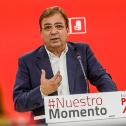 El secretario general del PSOE extremeño, Guillermo Fernández Vara, en rueda de prensa tras su proclamación para volver a repetir en el cargo