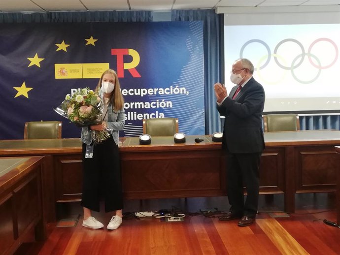 El subdelegado del Gobierno en Valladolid da la bienvenida a la triple medallista Marta Fernández