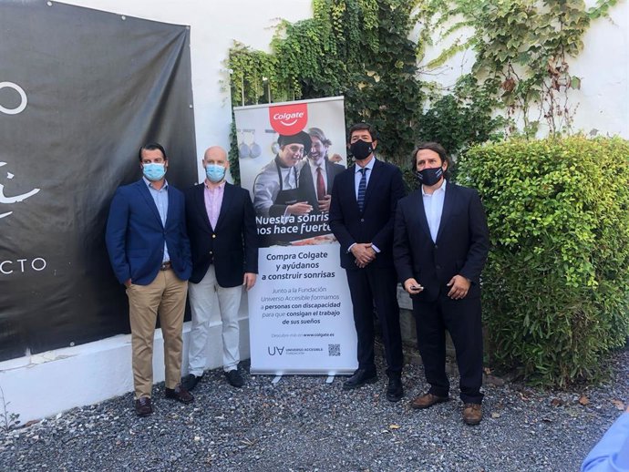 Juan Marín y Antonio Vila con el director de Colgate en Universo Santi