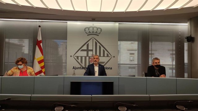 La concejal de Comercio, Mercados, Consumo y Régimen Interior e Hacienda de Barcelona, Montserrat Ballarín; el primer teniente de alcalde, Jaume Collboni, y el concejal de Presidencia y Presupuestos, Jordi Martí, en rueda de prensa.
