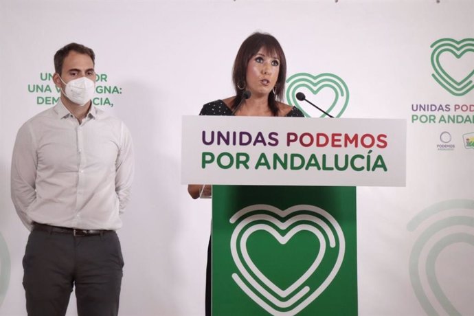 El coordinador de IU Andalucía, Toni Valero, y la coordinadora de Podemos Andalucía, Martina Velarde, este lunes en rueda de prensa.