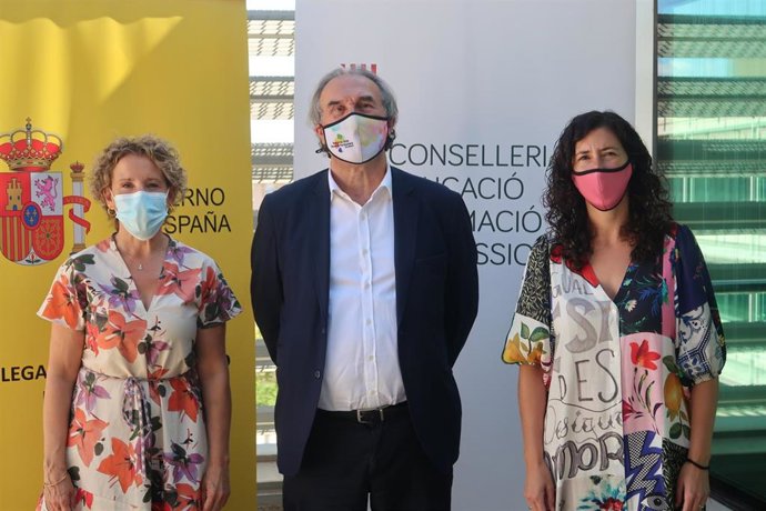 El conseller de Educación, Martí March, y la delegada del Gobierno en Baleares, Aina Calvo, antes de la reunión.