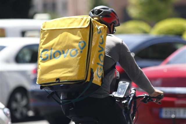 Archivo - Un 'rider' de Glovo, circula en su bicicleta por una calle de Madrid.