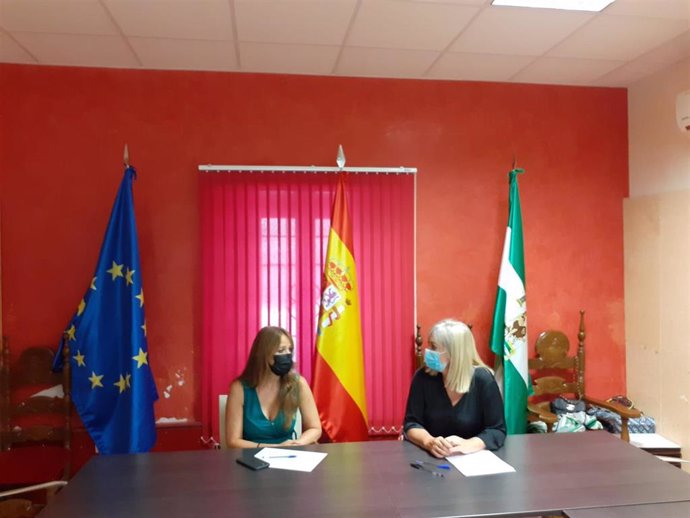 La delegada de Empleo, Formación y Trabajo Autónomo de la Junta en Granada, Virginia Fernández, ha mantenido un encuentro con la alcaldesa de La Peza (Granada), Celia Santiago.