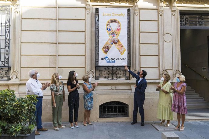 Colocación del lazo dorado de Argar en el Palacio Provincial