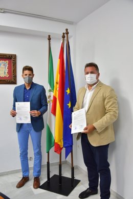 El delegado territorial de Desarrollo Sostenible en Granada, Manuel Francisco García Delgado, y el alcalde de Lanjarón, Eric Escobedo.