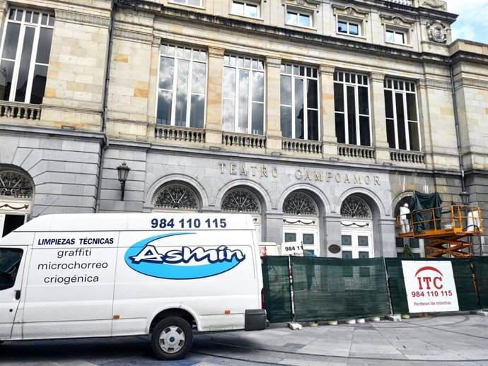 Tareas de limpieza de la fachada del Teatro Campoamor.