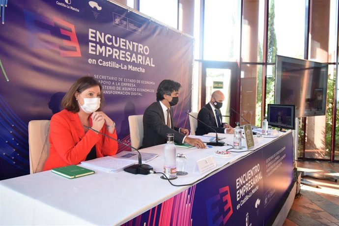 A consejera de Economía, Empresas y Empleo, Patricia Franco y el secretario de Estado de Economía y Apoyo a la Empresa, Gonzalo García, durante el encuentro que han mantenido en Toledo.