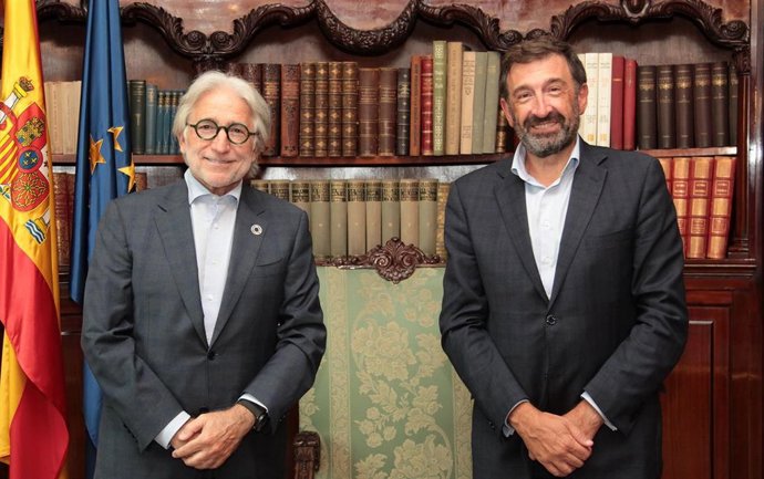 El presidente de Foment del Treball, Josep Sánchez Llibre, junto al director general de la Asociación de Fabricantes de Automóviles y Camiones (Anfac), José López-Tafall.