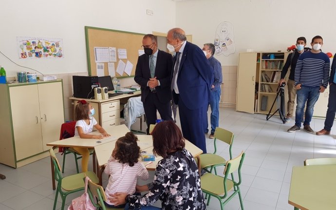 El consejero de Educación, Felipe Faci, y el presidente de la DPT, Manuel Rando, visitan el colegio de Argente (Teruel).