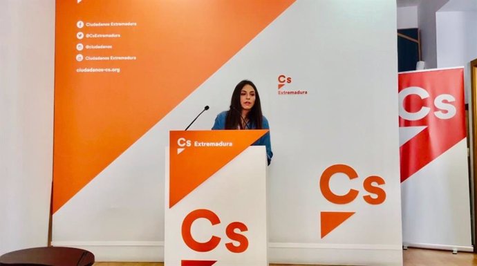 La secretaria de Organización de Ciudadanos Extremadura, María José Calderón, en rueda de prensa