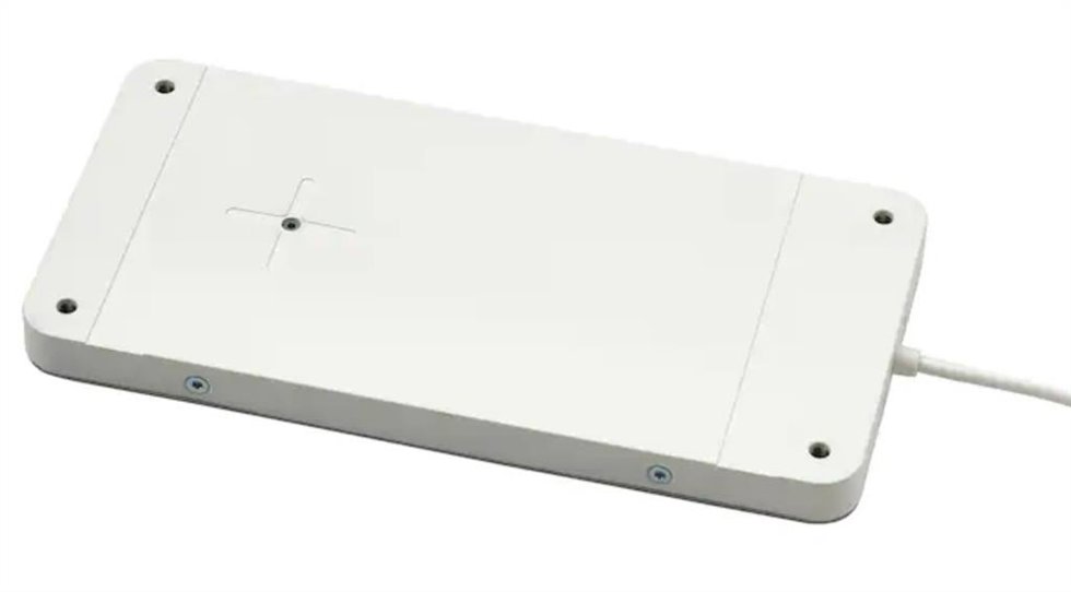 Cargador inalámbrico bajo la mesa Sjmrke de Ikea.