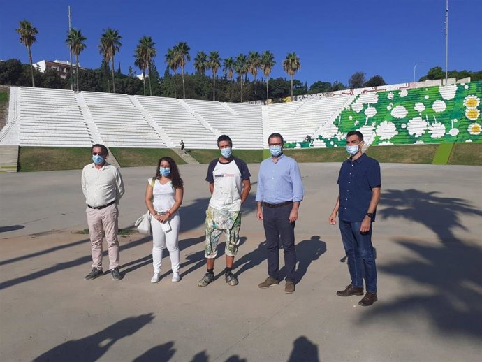 El alcalde de Palma, Jose Hila, y la regidora de Infraestructuras y Accesibilidad, Angélica Pastor, junto con el artista Joan Aguiló que está transformado el anfiteatro del parque de sa Riera en un "campo de margaritas".