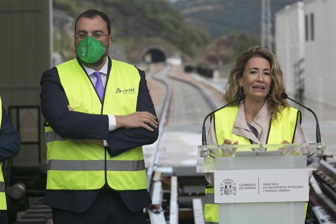 La ministra de Transportes, Movilidad y Agenda Urbana, Raquel Sánchez, interviene en un acto tras viajar en el primer tren de pruebas por la Variante de Pajares entre La Robla y Campomanes de la Línea de Alta Velocidad León-Asturias, a 20 de septiembre 