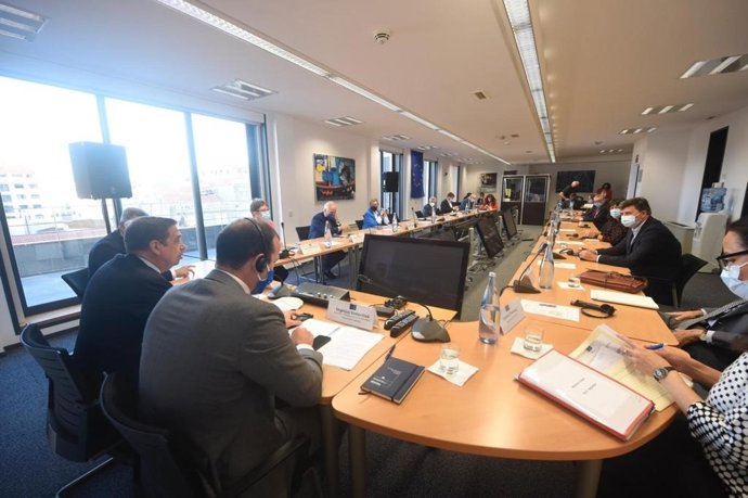 Reunión del comisario europeo para el Medio Ambiente, Océanos y Pesca, Virginijus Sinkevicius, con el ministro de Agricultura, Pesca y Alimentación, Luis Planas, y representantes del sector pesquero en la Agencia Europea de Control de la Pesca, en Vigo.