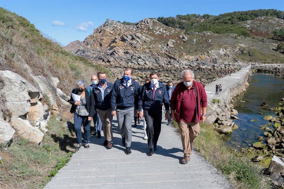 El presidente de la Xunta, Alberto Núñez Feijóo;  el comisario europeo para Medio Ambiente, Océanos y Pesca, Virginijus Sinkevicius; y el ministro de Agricultura, Pesca y Alimentación, Luis Planas, durante su visita a las Illas Cíes