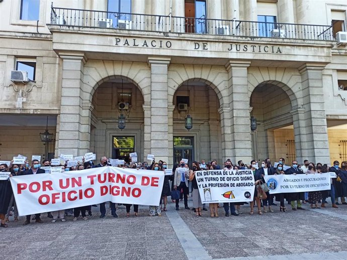 Protesta de los abogados de oficio en la Audiencia de Sevilla