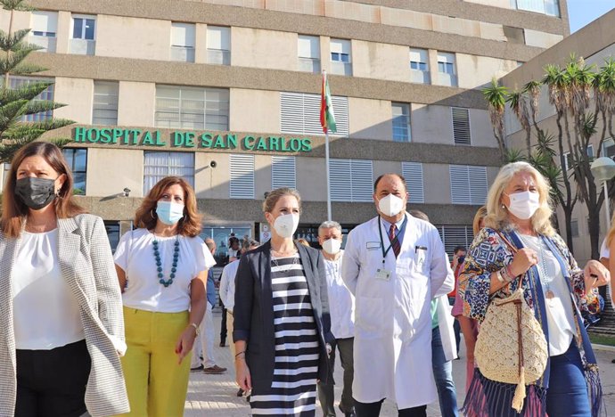 Archivo - La delegada de la Junta de Andalucía en Cádiz, Ana Mestre, durante su visita al hospital San Carlos.