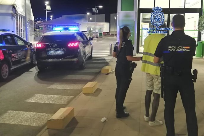 Policía Nacional detiene in fraganti al presunto autor de robar con fuerza en el interior de un gran almacén