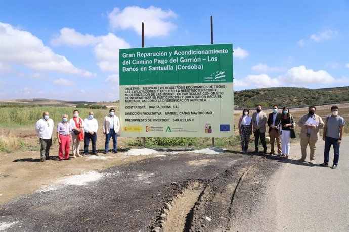 El delegado de Infraestructuras Rurales de la Diputación de Córdoba, Manuel Olmo (cuarto por la dcha.), vista la intervención realizada en Santaella.