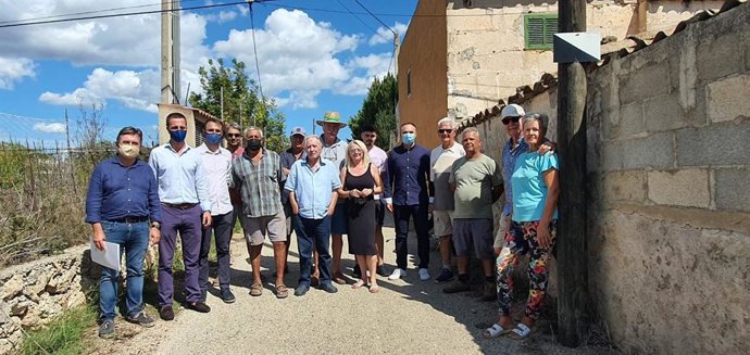 Los portavoces del Grupo Popular en el Consell, Lloren Galmés, y en el Ayuntamiento de Son Servera, Jaume Servera, junto con el conseller popular Mauricio Rovira se reúnen este lunes con vecinos de la zona.