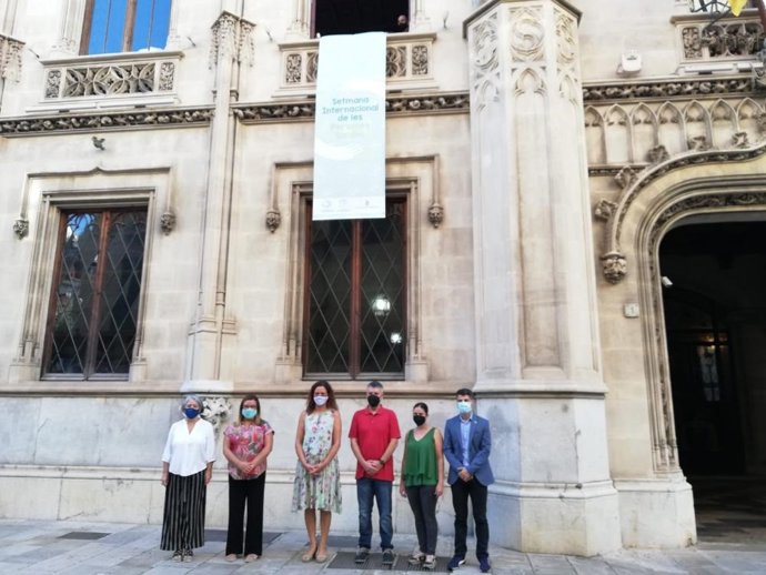 Pancarta colgada en la fachada del Consell para conmemorar la Semana Internacional de las Personas Sordas.