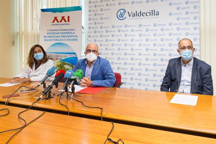 Presentación del Congreso de la Sociedad Española de Medicina Preventiva, Salud Pública e Higiene. En el centro, el consejero de Sanidad, Miguel Rodríguez, junto a Henar Rebollo y Juan Antonio Sanz, presidenta y vicepresidente de la cita