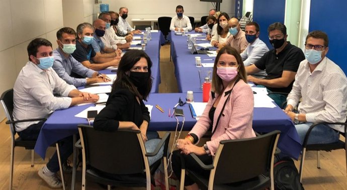 La presidenta del PP balear, Marga Prohens, en una reunión con los alcaldes de la formación en las Islas.