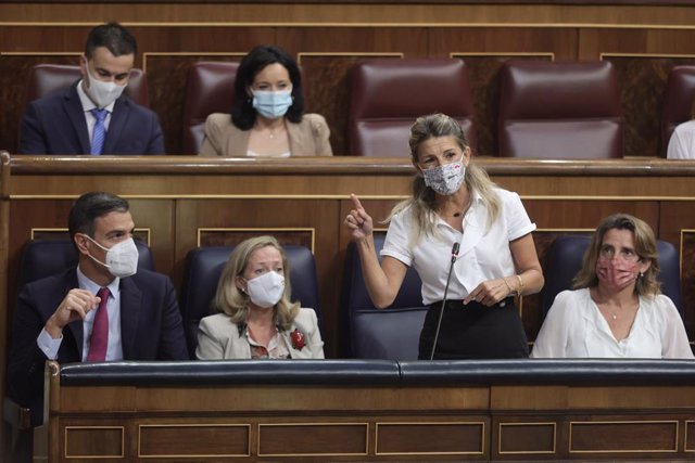 La vicepresidenta segunda del Gobierno y ministra de Trabajo y Economía Social, Yolanda Díaz, interviene en una sesión de control al Gobierno en el Congreso