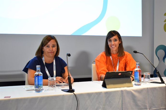 Las doctoras Isabel Castrejón y Vanesa Calvo, coordinadoras del X Curso SER Reumatopics, durante la inauguración.
