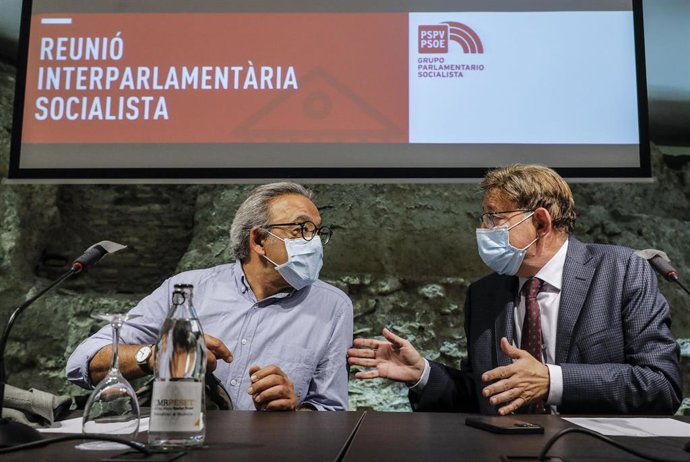 El diputado socialista Manuel Mata (i) y el president de la Generalitat y secretario general del PSPV-PSOE, Ximo Puig (d), durante la Reunión Interparlamentaria Socialista, a 20 de septiembre de 2021, en Valencia