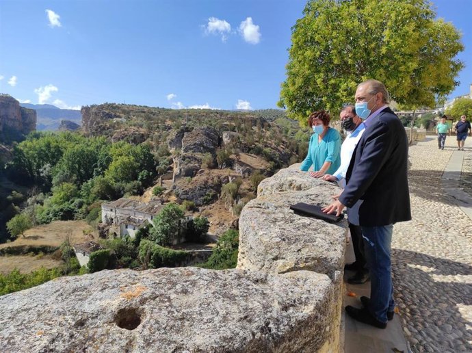 El delegado de Regeneración de la Junta en Granada, Enrique Barchino, en el mirador de los Tajos
