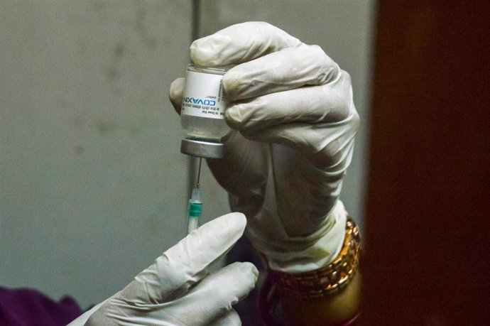 Archivo - Un trabajador sanitario prepara una vacuna contra la COVID-19 en Calcuta, India. 