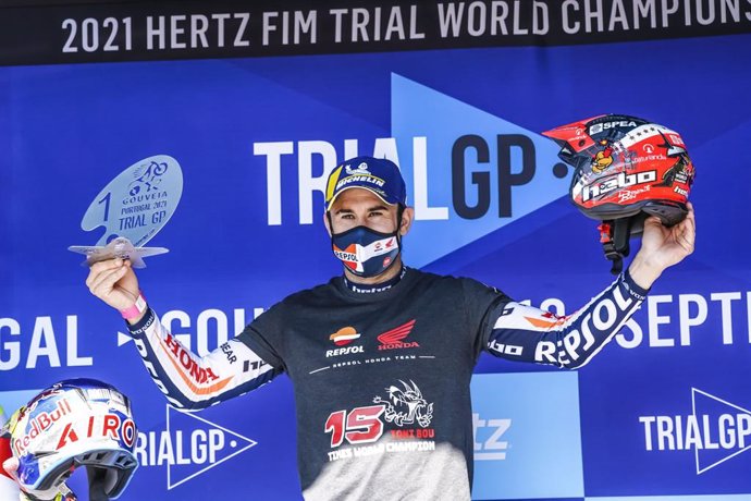 El piloto español de trial Toni Bou celebra su victoria en el Mundial de TrialGP 2021, su 15 título mundial en trial al aire libre