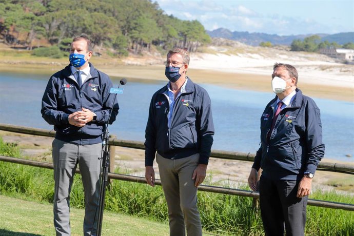 El comisario europeo para Medio Ambiente, Océanos y Pesca, Virginijus Sinkevicius; el presidente de la Xunta, Alberto Núñez Feijóo; y el ministro de Agricultura, Pesca y Alimentación, Luis Planas, en una rueda de prensa durante su visita a las Illas Cíes
