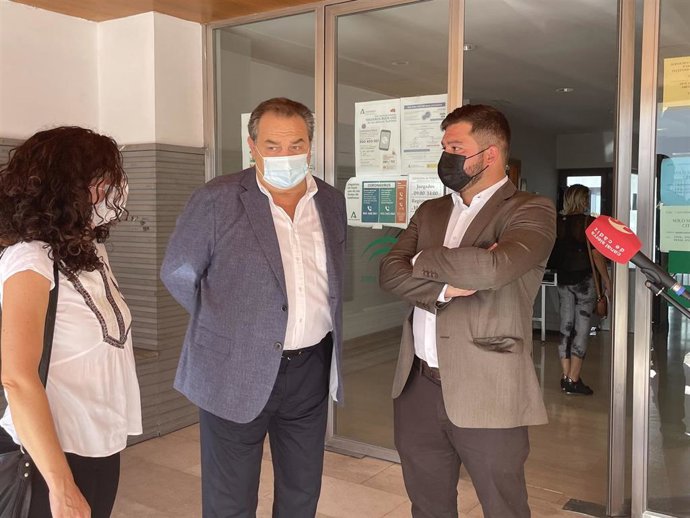 El delegado territorial de Regeneración, Justicia y Administración Local en Cádiz, Miguel Rodríguez, durante su visita a Arcos.