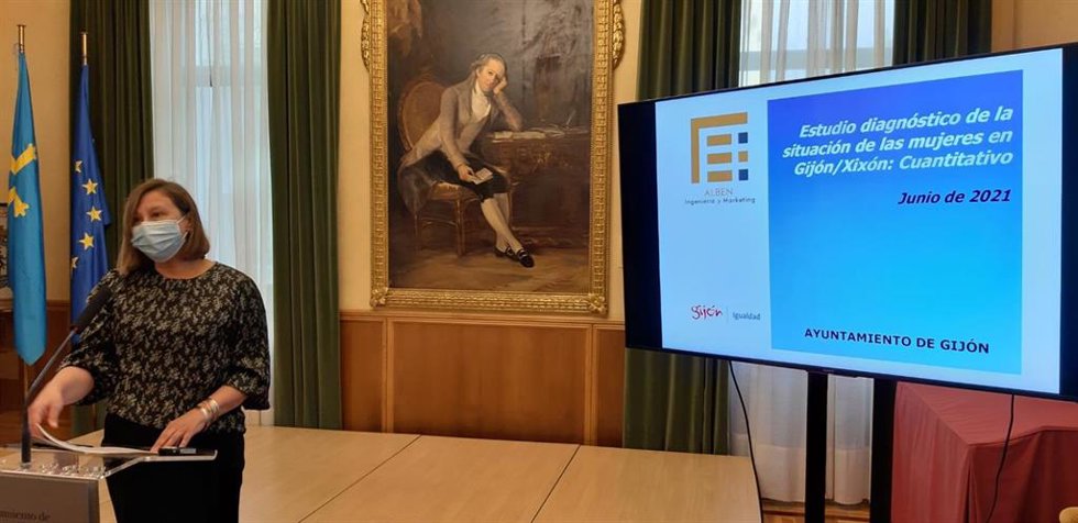 La directora de Igualdad del Ayuntamiento de Gijón, Goretti Avello,  durante la presentación de un estudio sobre la situación de las mujeres en Gijón, en el Salón de Recepciones municipal