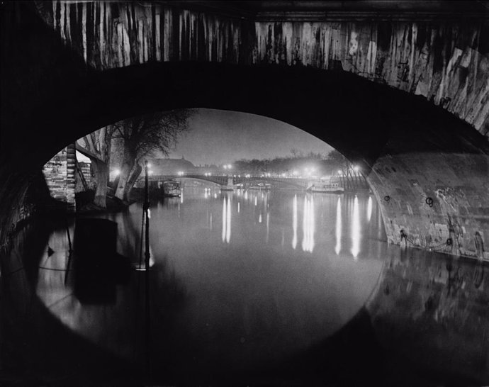 Brassa (1899-1984). La pasarela de Solférino vista a través del Pont Royal. París, 1931. Estate Brassa Succession, Paris. Inv. 53  Estate Brassa Succession-Philippe Ribeyrolles