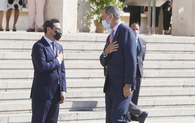 El presidente de la Junta de Andalucía, Juanma Moreno, saluda al Rey Felipe VI.