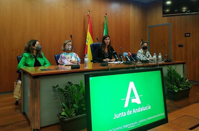 La delegada territorial de Regeneración, Justicia y Administración Local en Málaga, Mónica Alejo, en rueda de prensa.
