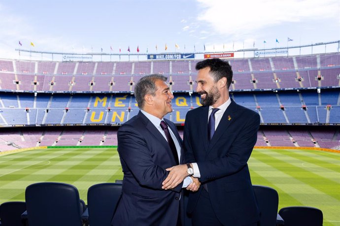 El presidente del FC Barcelona, Joan Laporta, y el conseller de Empresa y Trabajo de la Generalitat, Roger Torrent, tras firmar el acuerdo para promover Catalunya como destino turístico