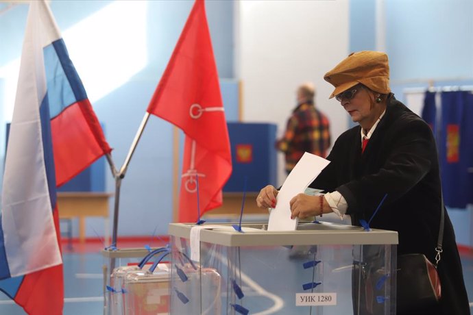 19 September 2021, Russia, Saint Petersburg: A woman casts her vote into the ballot box during the parliamentary and local elections in Russia. Photo: Sergei Mikhailichenko/SOPA Images via ZUMA Press Wire/dpa